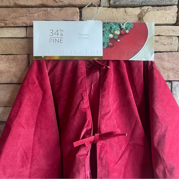 34th & Pine red white trim Christmas tree skirt NWT - Picture 5 of 10